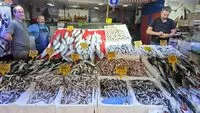 Türkiye'de palamut balıklarının 50 TL'den satıldığı hareketli bir balık tezgahı