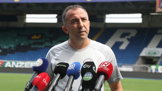 Rizespor Teknik Direktörü Recep Uçar, Çaykur Didi Stadı'nda basın mensuplarına açıklama yaparken.