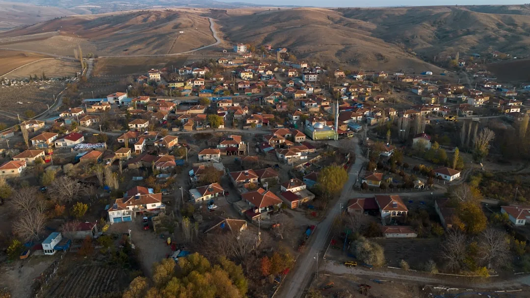 Şam'da düzenlenen Uluslararası Yeniden İmar Fuarı'nda kurulan stantlar ve yetkililer