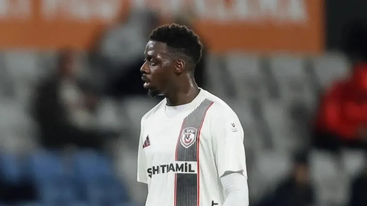 Samsunspor forması giyen Mohamad Bayo, gülümseyerek stadyumda poz veriyor.