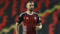 Gaziantep FK futbolcusu Serdar Dursun, Fenerbahçe maçının ardından basın mensuplarına açıklama yaparken.