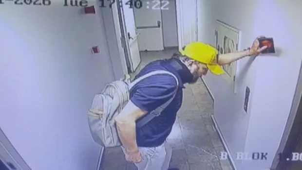 Oyuncu Serhat Kılıç'ın evinde ölü bulunmasıyla ilgili polis ve sağlık ekiplerinin olay yerindeki çalışması