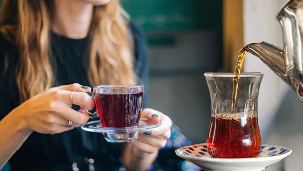 Buharı tüten sıcak bir çay bardağı, yemek borusu kanseri riskine dikkat çekiyor.