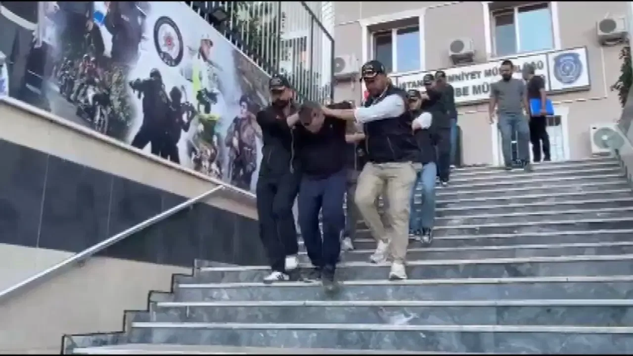 Polis operasyonu sırasında lüks bir dairede ele geçirilen para ve estetik malzemeleri.
