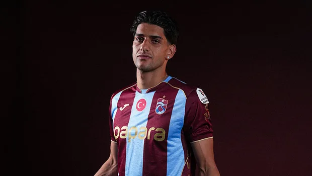 Trabzonspor'un yeni transferi Ali Habeşoğlu sözleşme imzalarken.