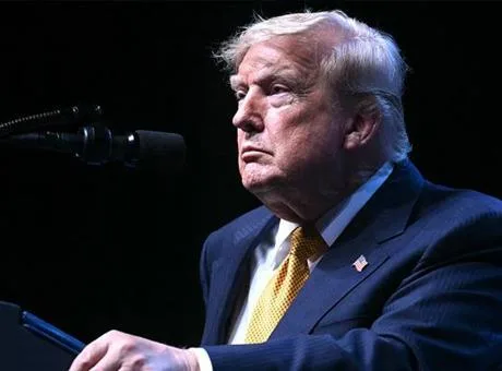 ABD Başkanı Donald Trump, İrlanda'da basın mensuplarına açıklama yaparken.
