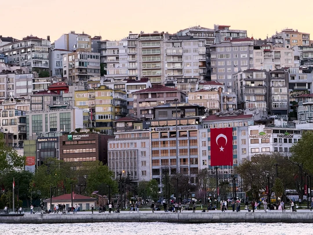 Türkiye'deki şehir çatılarında kurulu güneş panelleri, ülkenin elektrik talebinin önemli bir kısmını karşılama...