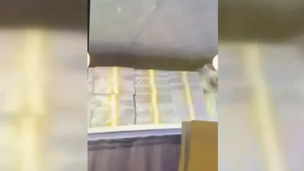 Vanlı Kara Haydar olarak bilinen Mehmet Fatih Tançalan'ın önünde balya balya duran döviz desteleri.