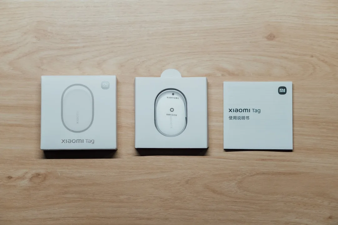 Xiaomi 18 Fold katlanabilir telefonun hem açık hem kapalı hali, geniş ekranı ve ince tasarımıyla teknolojik bir arka planda.
