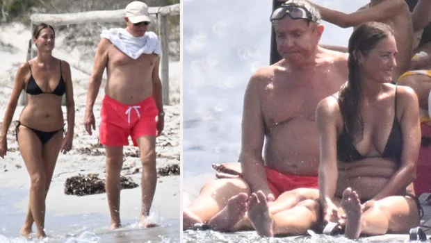 Yasmin Le Bon ve Simon Le Bon Sardinya kumsalda yürürken