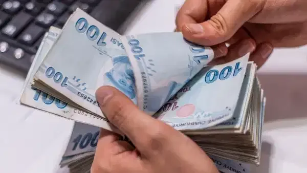 500 bin TL'lik birikimin 32 günlük vadeli mevduat getirilerini gösteren finansal grafikler ve Türk Lirası banknotları.
