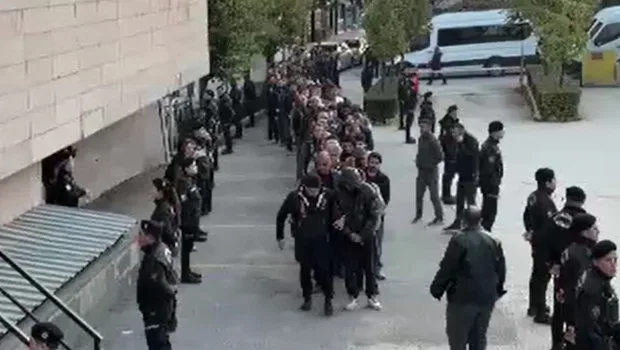 Eskişehir merkezli yasa dışı bahis operasyonunda gözaltına alınan şüpheliler ve polis ekipleri.