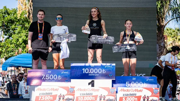 9. Uluslararası Bodrum Yarı Maratonu'nda koşan sporcular marina hattında ilerlerken
