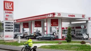 Rus petrol şirketi Lukoil'e ait bir akaryakıt istasyonu ve yakıt pompaları.