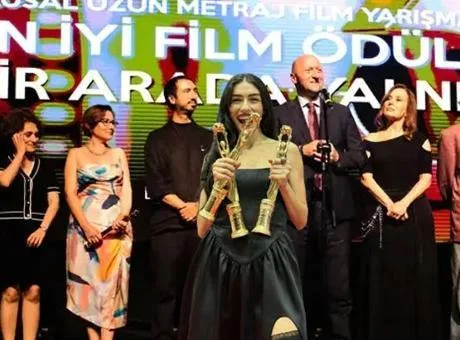 33. Adana Altın Koza Film Festivali ödül töreninde sahnedeki sunucular ve ödül alan sanatçılar.