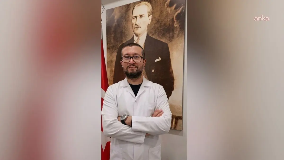 Aile hekimi, uzaktan muayene kotası uyarısıyla ilgili endişeli bir ifadeyle tablet tutuyor.