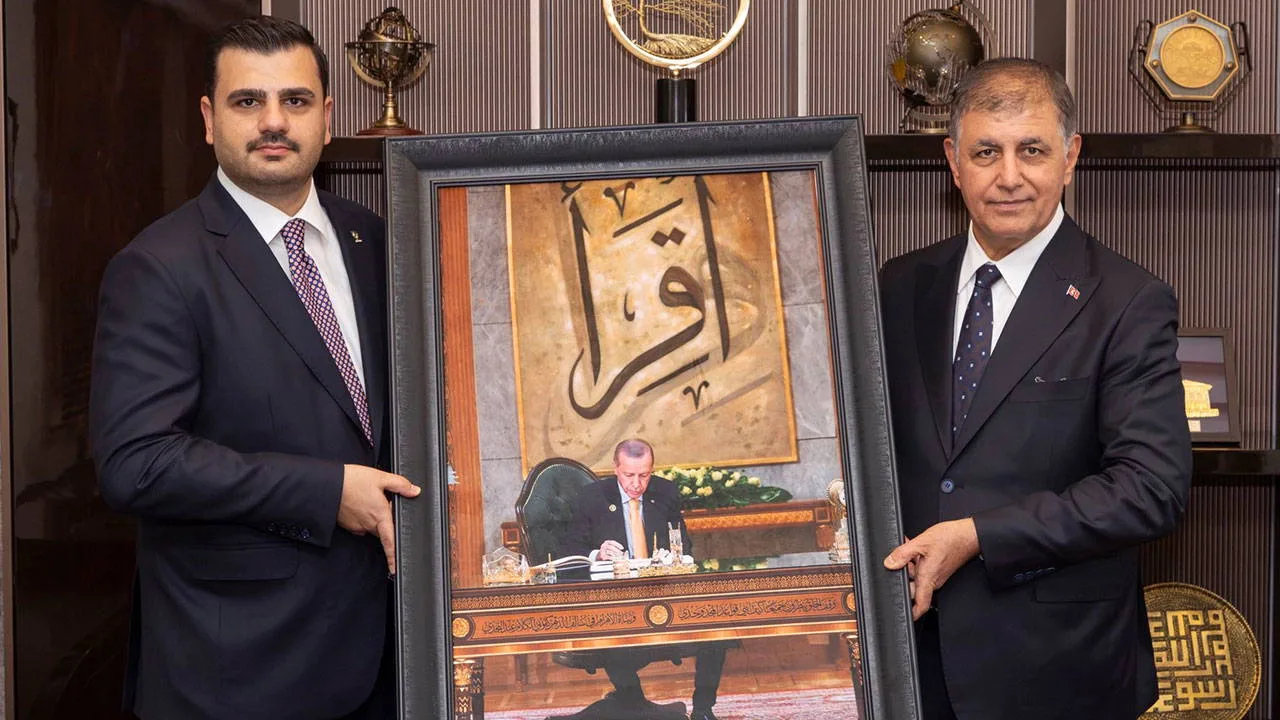 İzmir Büyükşehir Belediye Başkanı Cemil Tugay'a, AK Parti heyeti tarafından Cumhurbaşkanı Erdoğan'ın fotoğrafının bulunduğu...