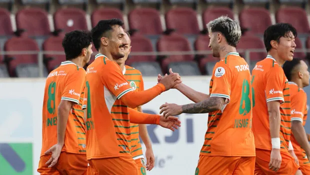 Alanyaspor ve Amed Sportif Faaliyetler arasındaki hazırlık maçından bir kare.