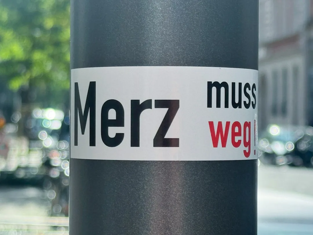 Almanya Başbakanı Friedrich Merz, Berlin'deki basın toplantısında konuşurken.