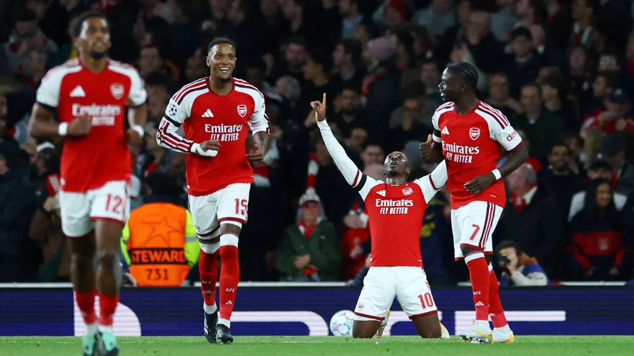 Arsenal oyuncuları Emirates Stadyumu'nda gol sevinci yaşarken