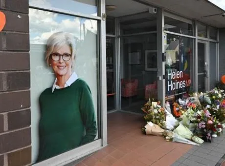 Avustralyalı milletvekili Helen Haines'in sağlık durumuna ilişkin basın açıklaması yapılan hastane önü.