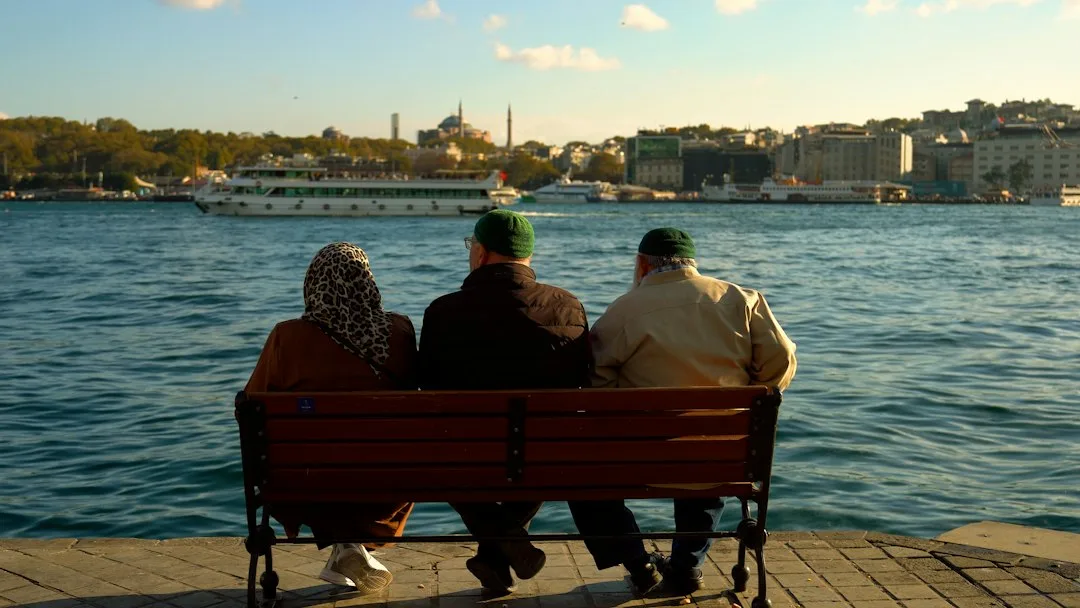 Sarıyer Ayazağa'da sel sonrası açılan Kentsel Dönüşüm Ofisi önünde yetkililerin vatandaşlarla görüştüğü bir an.