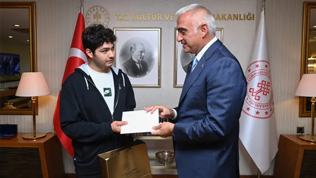 Kültür ve Turizm Bakanı Mehmet Nuri Ersoy, YKS'de Türkiye derecesi elde eden Ahmet Deniz'i bakanlıkta ağırlarken tebrik...