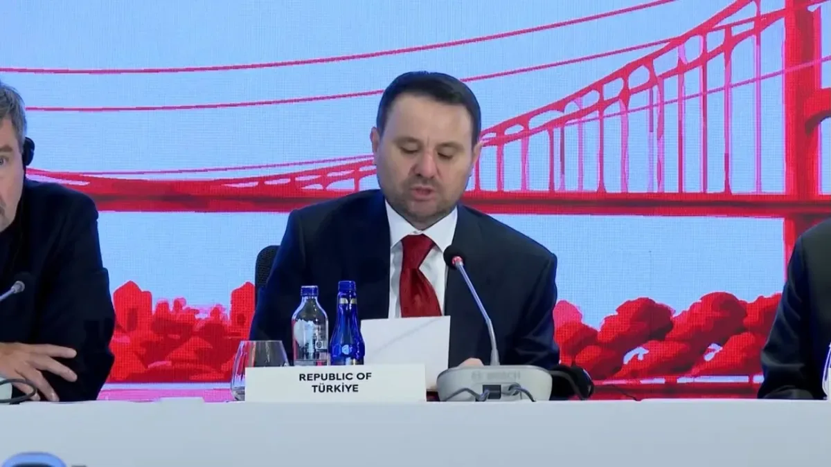 Adalet Bakanı Akın Gürlek İstanbul'daki OECD Adalete Eşit Erişim Küresel Yuvarlak Masa Toplantısı'nda konuşma yaparken.