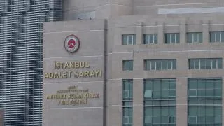 Adalet sarayı ve mali soruşturma temalı görsel.