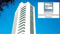 BDDK binası önünde cep telefonu ve kredi kartı görselleriyle finansal düzenlemeleri temsil eden bir sahne.