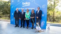 Beko'nun akıllı evcil hayvan mama ve su kapları, modern bir mutfak tezgahında sergileniyor.