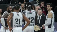 Beşiktaş basketbol takımı oyuncuları ve teknik ekibi Euroleague maçı sırasında mola anında.