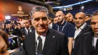 Beşiktaş Kulübü Başkanı Serdal Adalı, Sinan Erdem Spor Salonu'ndaki olağanüstü genel kurulda oy kullanırken.