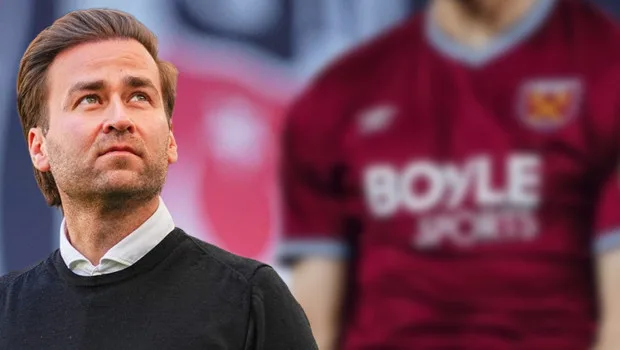 Bir futbol gözlemcisi, sahadaki belirli bir oyuncuya odaklanarak tribünden bir maçı izliyor. Oyuncu, uzun boylu ve güçlü...