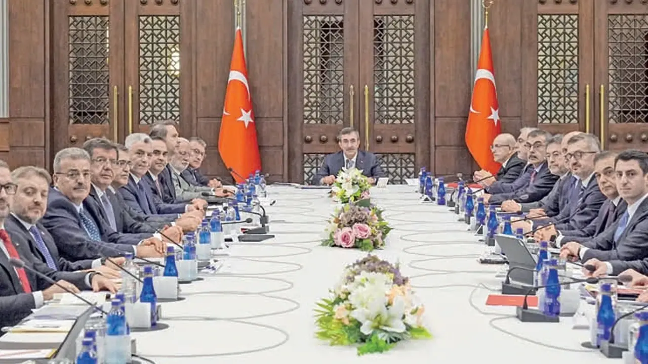 BIST 100 endeksindeki düşüşü gösteren kırmızı oklarla aşağı yönlü bir borsa grafiği.