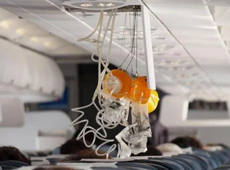 British Airways uçağında oksijen maskeleri açılmış, yolcuların endişeli anları gösteren kabin içi görünüm.