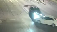 Bursa'da alkollü sürücünün karıştığı trafik kazası sonrası olay yeri görüntüsü, hasarlı araçlar ve acil durum ekipleri.