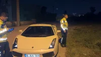 Bursa'da trafik denetiminden kaçan lüks otomobil sürücüsü çalılık alanda uyurken yakalandı.