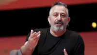 Cem Yılmaz, Çanakkale Onsekiz Mart Üniversitesi Hastanesi önünde basın mensuplarına açıklama yaparken.