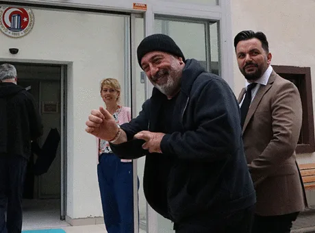 Cem Yılmaz, kalp krizi sonrası kontrol muayenesinde doktorlarıyla birlikte basın mensuplarına açıklama yaparken.