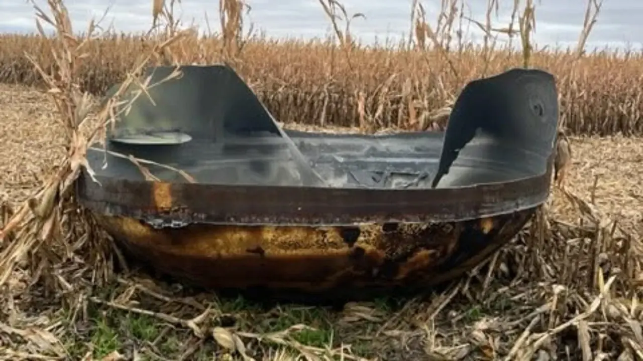 ABD'nin Minnesota eyaletinde bir mısır tarlasında bulunan Çin roketine ait dev metal parça.