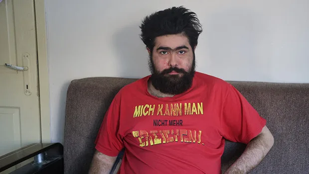 Kahramanmaraş depremi sonrası sanal alem bağımlısı olan Barış Özbay, Antakya'daki evinde telefonuna bakarken. Annesi Semra...