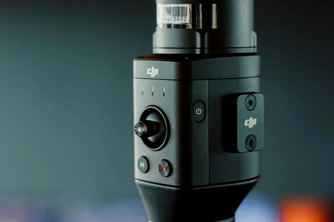 DJI Osmo 360 II aksiyon kamerası ve kutu içeriği