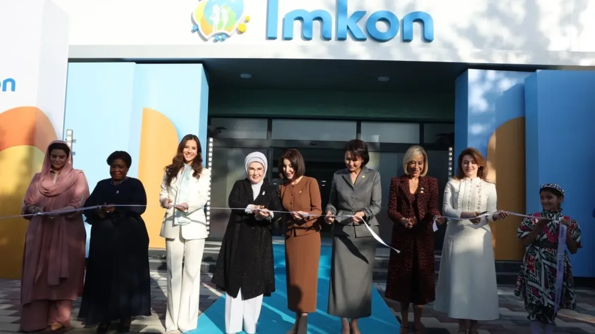 Emine Erdoğan, Özbekistan'da rehabilitasyon merkezi açılışında kurdele kesiyor