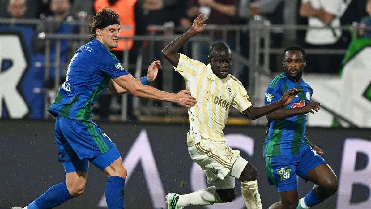 Fenerbahçe formasıyla sahada topa odaklanmış N'Golo Kante.