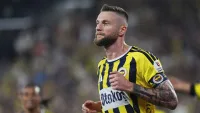 Fenerbahçe stoperi Milan Skriniar, Aston Villa'ya karşı alınan farklı mağlubiyet sonrası sahada üzgün bir şekilde duruyor.