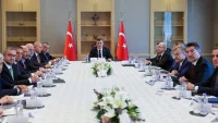 Fon Kurulu üyeleri toplantıda finansal belgeleri inceliyor.