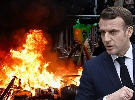 Paris sokaklarında protestocular ve polis arasında çatışma, yanan araçlar ve yağmalanan dükkanlar.