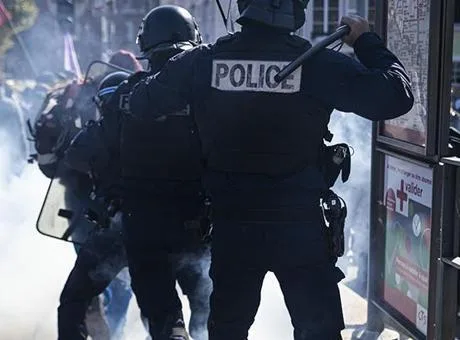 Fransa'nın başkenti Paris'teki Cumhuriyet Meydanı'nda düzenlenen protesto gösterisinden bir kare.