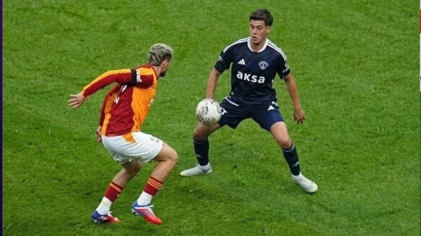 Galatasaraylı futbolcunun penaltı itirazı sonrası hakem Halil Umut Meler'in VAR ile görüştüğü an.